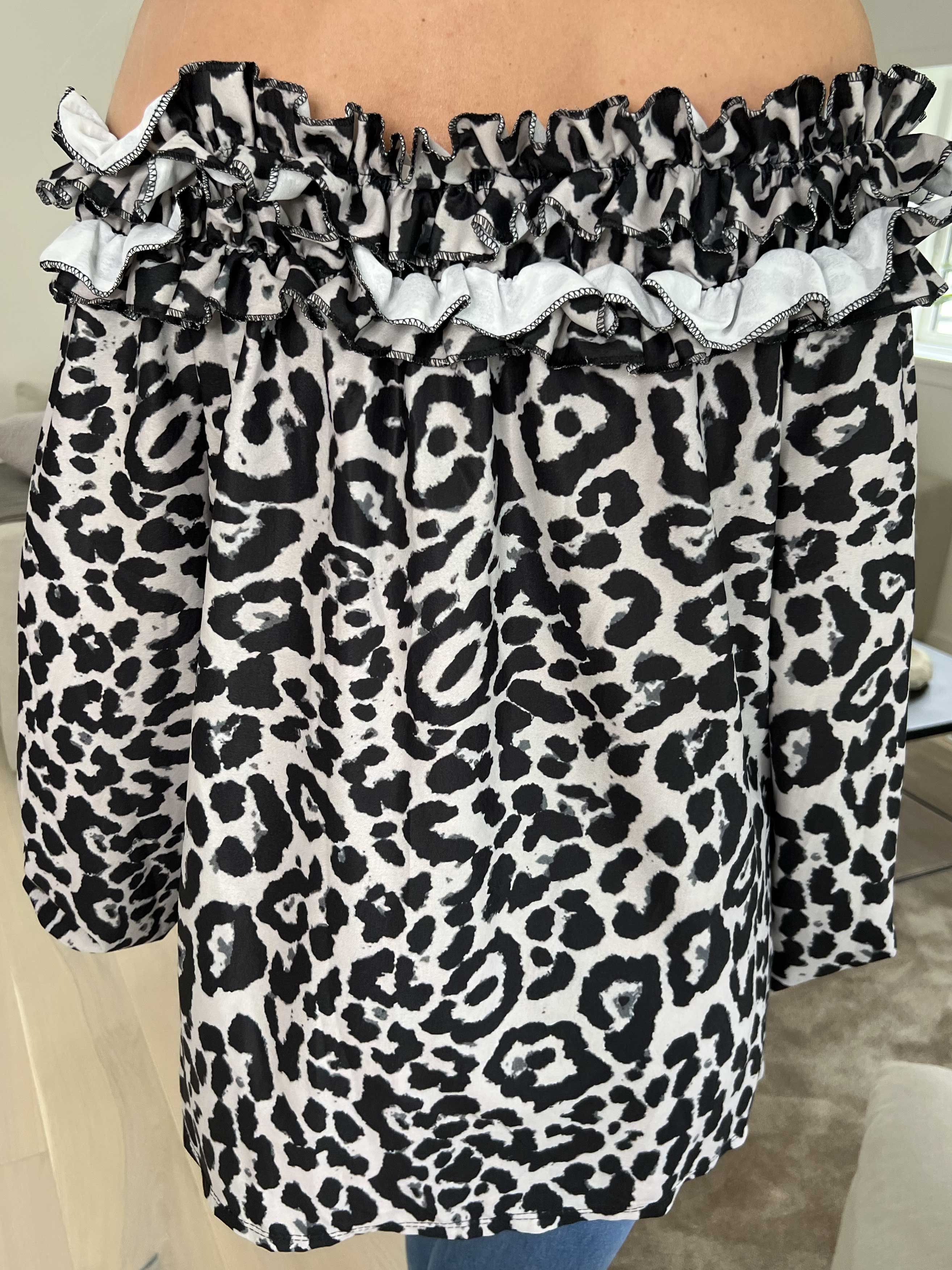 Chili Leo - Fineste tunika i leopardprint med flæser i udskæringen